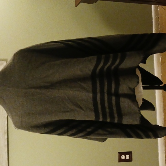 SPECIAL 2/$25 BB Dakota reversible poncho - Picture 4 of 7